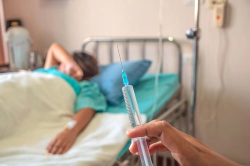 Женщина лежит в стационаре для срочного вытрезвления